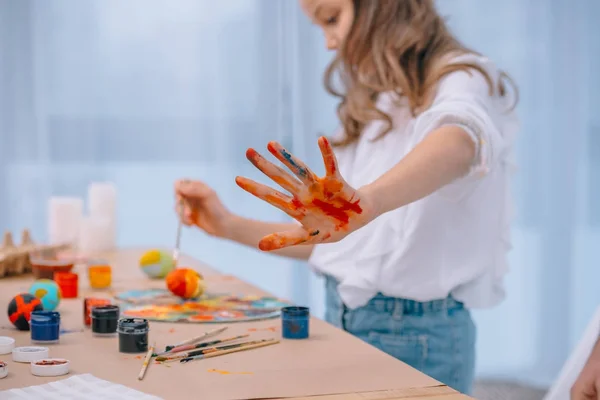 Małe Dziecko Pokazuje Kolorowe Zabrudzenia Rąk Podczas Malowania Jaj — Darmowe zdjęcie stockowe