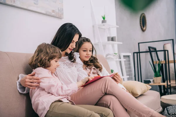 Niños Mostrando Tarjeta Felicitación Madre Día Madre — Foto de Stock