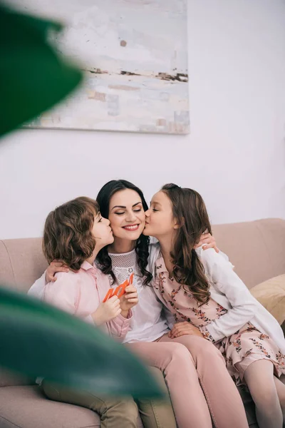 Niños Besando Madre Día Madre — Foto de Stock