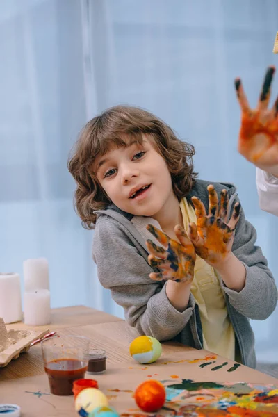 Petit Enfant Montrant Ses Sales Mains Colorées Caméra Images De Stock Libres De Droits