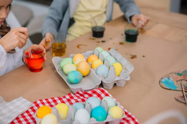 Tiro recortado de crianças pintando ovos de Páscoa — Fotografia de Stock