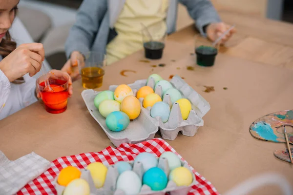 Plan recadré d'enfants peignant des oeufs de Pâques — Photo de stock