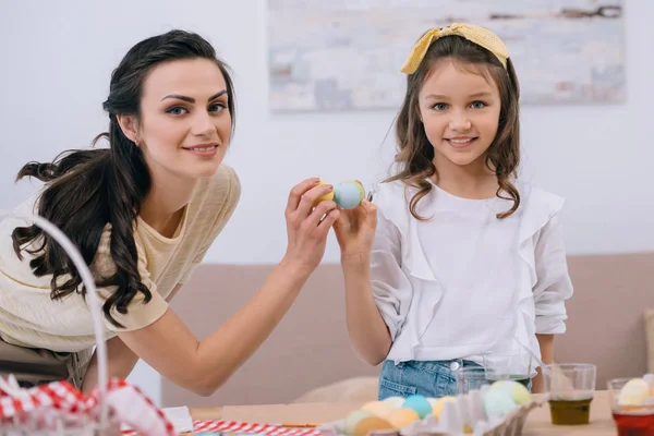 Young mother and daughter doing egg tapping on easter — Stock Photo