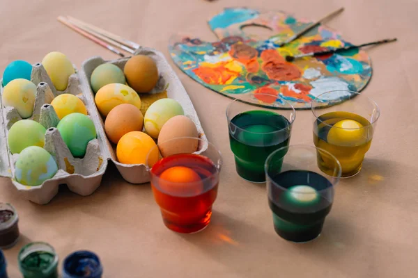 Frisch bemalte Ostereier mit Farbe auf dem Tisch — Stockfoto