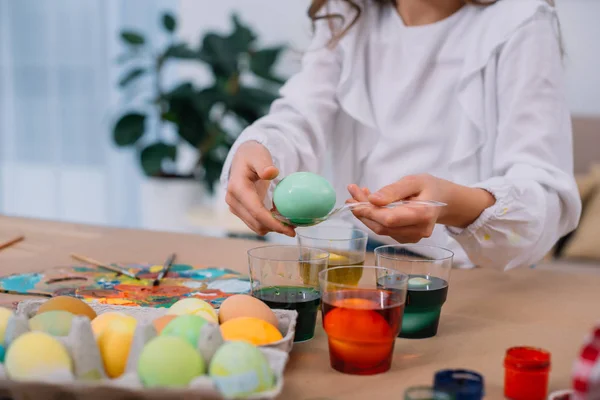 Recortado tiro de niño pintura huevos de Pascua - foto de stock