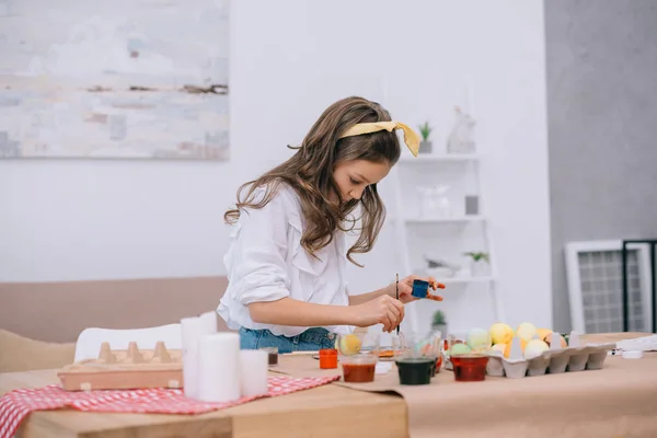 Élégant petit enfant peinture Pâques oeufs — Photo de stock