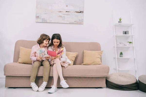 Kinder mit Muttertagsgrüßkarten sitzen auf der Couch — Stockfoto