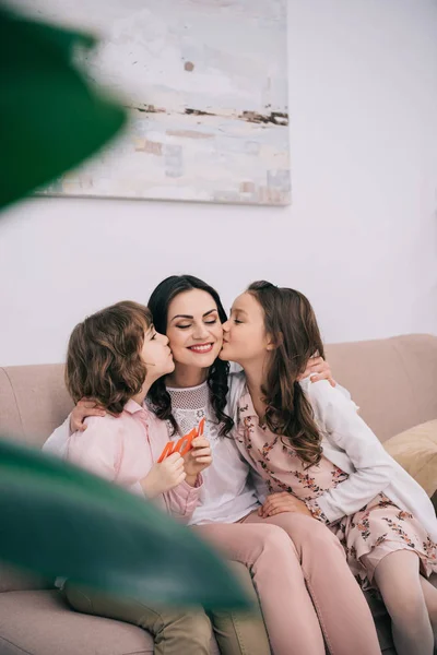 Enfants embrassant leur mère le jour de la fête des mères — Photo de stock