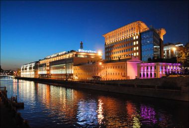 Işıklı mimarisi ile gece Moskova Nehri.