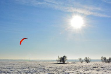 Moskova eteklerinde snowkiting rekabet.