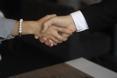 arka planda ofis iş ortakları arasında karşılıklı.