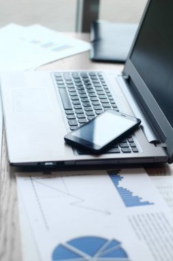 laptop ve işadamı masada smartphone