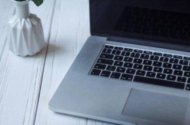 laptop ve belge çalışma alanı'ndaki