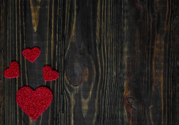 Corações mídia amor colocando no velho de madeira — Fotografia de Stock
