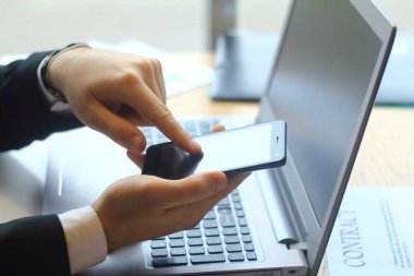 SMS smartphone üzerinde tipik closeup.businessman