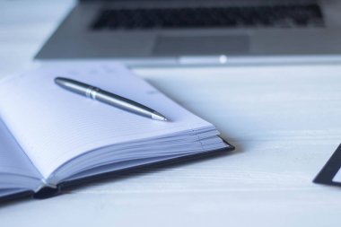 laptop ve belge çalışma alanı'ndaki.