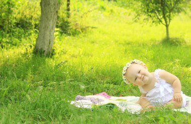bir yaz günü pikniğe üzerinde bir çelenk içinde şirin bebek.