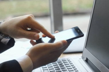 SMS smartphone üzerinde tipik closeup.businessman