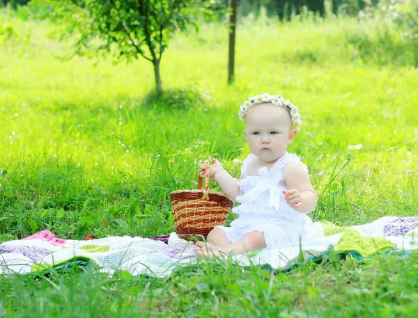 bir yaz günü pikniğe üzerinde bir çelenk içinde şirin bebek.