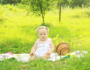 bir yaz günü pikniğe üzerinde bir çelenk içinde şirin bebek.