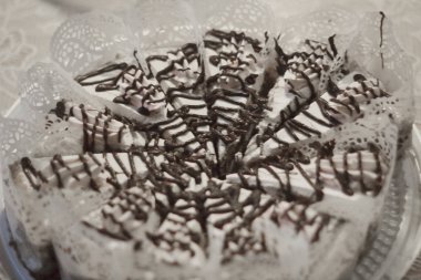 closeup.Sponge kek üzerine beyaz bağcıklı masa örtüsü.