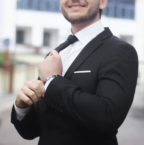 Retrato de empresario confiado en el fondo de la oficina — Foto de Stock