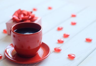 up.a kahve Beyaz ahşap bir masa üzerinde kapatın.