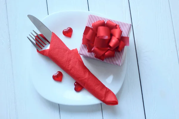 Подарок и сервиз стола ко Дню святого Валентина — стоковое фото