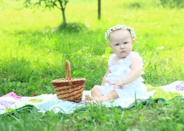 bir yaz günü pikniğe üzerinde bir çelenk içinde şirin bebek.
