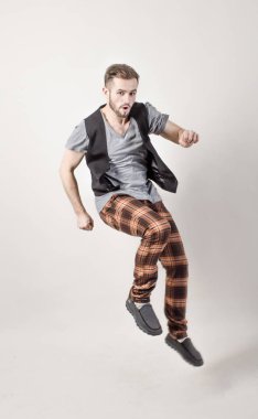 tam büyüme bir genç adam ileri çalışır