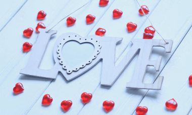 ahşap duvar üzerinde kalp ve kelime aşk