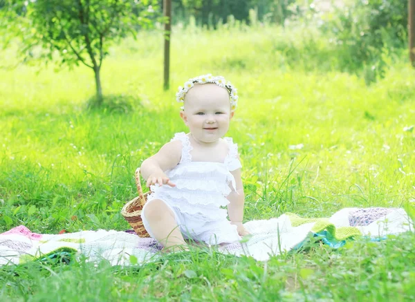 Lindo bebé en una corona en un picnic en un día de verano . — Foto de Stock