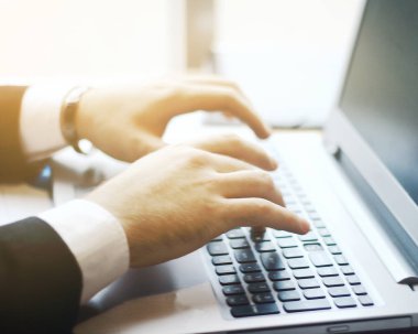 laptop.People ve teknoloji yazmadan işadamı