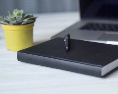 laptop ve belge çalışma alanı'ndaki.