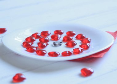 up.Ring ve kırmızı kalpler beyaz tabakta kapatın