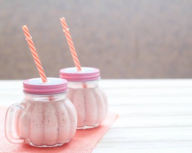 Sağlıklı çilek güler yüzlü bir mason bir kavanoz kupa