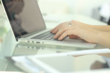 bir dizüstü bilgisayarda yazarak closeup.business kadın.