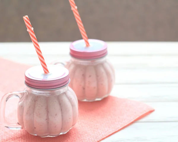 Smoothie de morango são em um pedreiro uma caneca de jarro — Fotografia de Stock