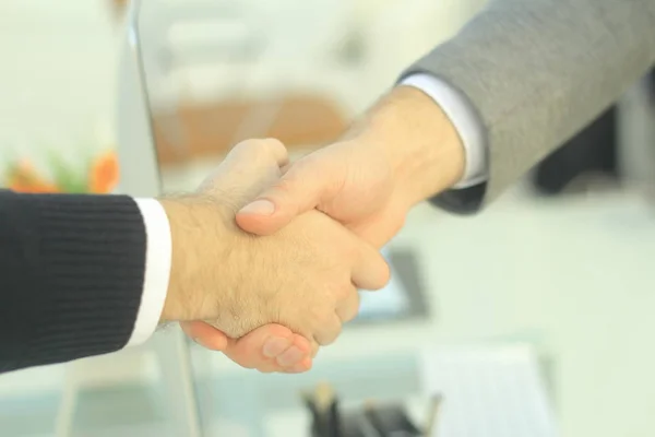 Primer plano .los socios financieros estrechando las manos sobre un escritorio — Foto de Stock