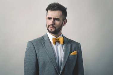 closeup.Emotional işadamı gri bir arka plan üzerinde.