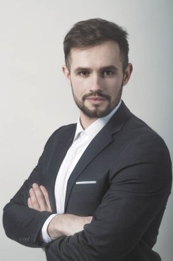 gri arka plan üzerinde kendine güvenen modern businessman.isolated