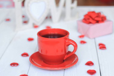 Fincan kahve ve arka plan bulanık hediye.