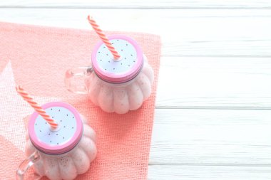 Sağlıklı çilek güler yüzlü bir mason bir kavanoz kupa