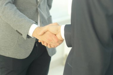 bir masa üzerinde tokalaşırken closeup .en Mali ortaklar