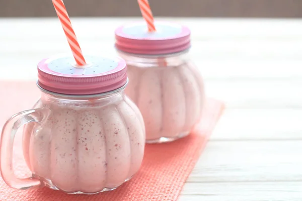 Zdrowy koktajl truskawkowy w mason jar kubek — Zdjęcie stockowe