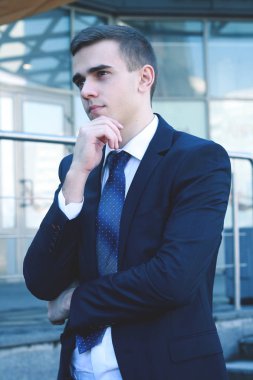 up.Pensive işadamı ofis binası arka plan üzerinde kapatın