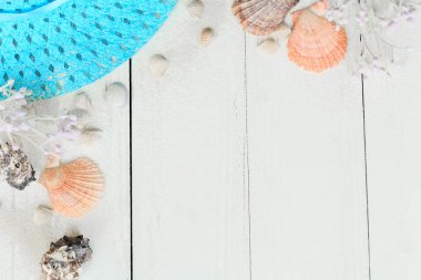 Hasır şapka ve deniz kabuklarını metin için yer ile ahşap bir background.photo üzerine yaz