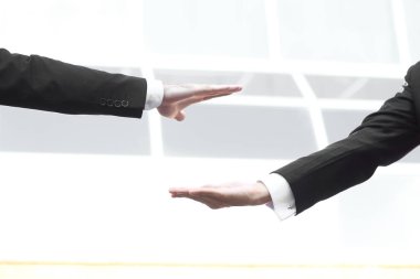 birbirlerine karşı ellerini dışarı uzanan up.two işadamları kapatın