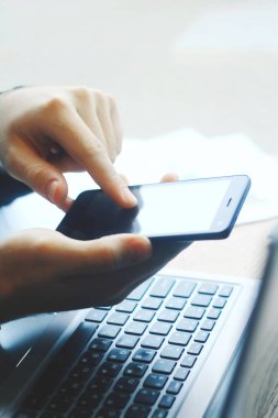 SMS smartphone üzerinde tipik closeup.businessman