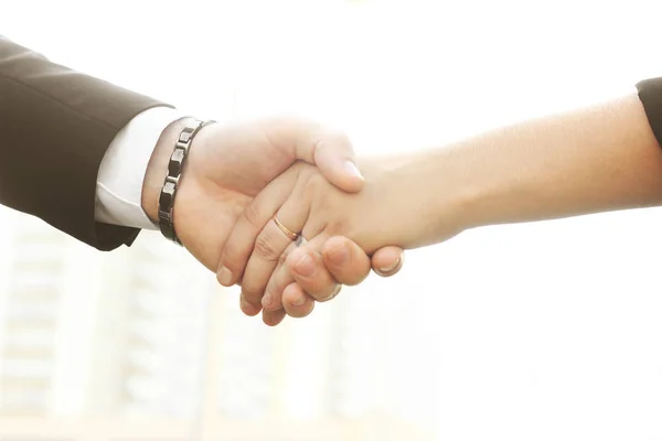 Fecha. os parceiros de negócios handshake no outdoors.photo com espaço de cópia . — Fotografia de Stock